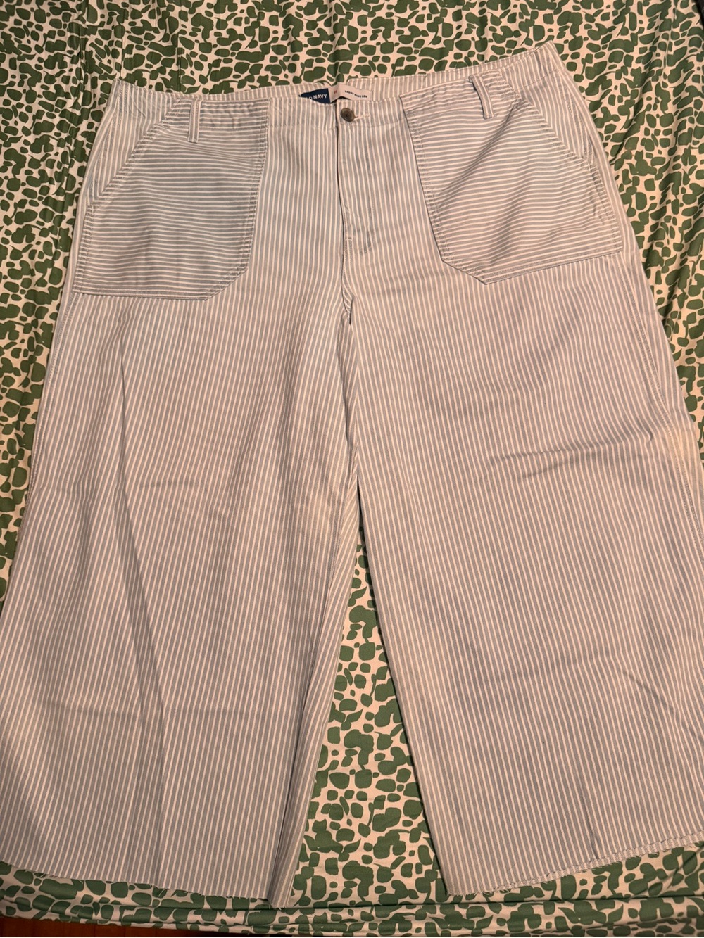 Old Navy Women’s Light Blue and White Striped Raw Hem Cropped Wide Leg Jeans